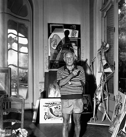 Pablo Picasso
La vestimenta del malagueño mutó con los años con la misma facilidad con la que la hizo su obra: de los jerséis remendados de sus primeros años en París, cuando se pagaba las cenas con bocetos, a las camisetas de rayas bretonas y alpargatas con las que se relajaba en su villa en Cannes, La Californie. En los años veinte, tras trabajar en Londres para los Ballets Russes, se aficionó a la inmaculada sastrería inglesa. En 1934 aparece por primera vez la boina en una de sus obras, un accesorio que se dejó ver con frecuencia sobre sus pinturas y sobre la cabeza del artista (gran amante de los sombreros y gorros). “Tradicionalmente la boina ha sido aliada de rebeldes, radicales y de la bohemia intelectual, categorías todas bajo las que se colocó Picasso a lo largo de su vida”. 