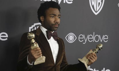 Donald Glover, con sus dos Globos de Oro.