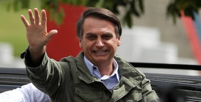 El presidente electo de Brasil, Jair Bolsonaro, saluda a sus seguidores el d&iacute;a de la segunda vuelta electoral, en la que se impuso con el 55% de los votos.