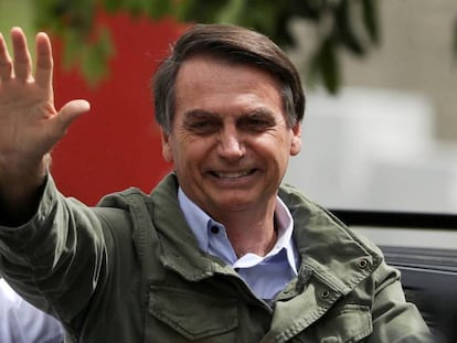 El presidente electo de Brasil, Jair Bolsonaro, saluda a sus seguidores el d&iacute;a de la segunda vuelta electoral, en la que se impuso con el 55% de los votos.