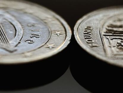 Un euro irland&eacute;s, junto a una libra esterlina.