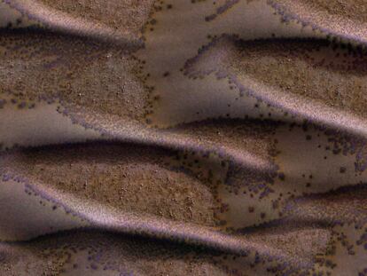 Las dunas de arena que cubren gran parte de este terreno, que tiene grandes rocas, se extienden sobre áreas planas entre las dunas. Es finales de invierno en el hemisferio sur de Marte, y en estas dunas acaba de entrar la luz solar suficiente como para iniciar la descongelación de su cubierta estacional de dióxido de carbono.