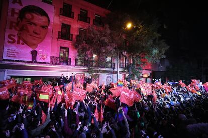 Pedro Sánchez, acompañado de su esposa y otros miembros del partido salen a la puerta de la sede del PSOE en Ferraz a celebrar la victoria electoral. 