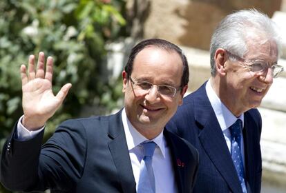 El presidente francés, François Hollande, junto al primer ministro italiano, Mario Monti, a su llegada a la reunión entre los líderes de las cuatro primeras economías de la zona euro.
