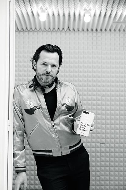 Alexandre de Betak enseña uno de los mantras contemporáneos de la pasarela escrito en la carcasa de su móvil: «Deje
su teléfono y aplauda».
