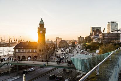 Ocaso visto desde el puerto de Hamburgo. Esta ciudad alemana cierra la 'top ten' de las poblaciones donde mejor se vive. En general, la puntuación media global en cuanto a calidad de vida ha descendido solo un 0,9% en los últimos cinco años.