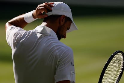 Djokovic, durante la semifinal contra Sinner en la central de Wimbledon.