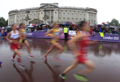 La maratón en su paso por Buckingham Palace, residencia de la familia real británica.