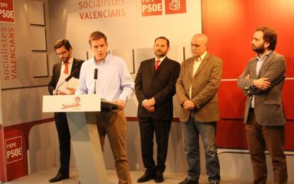 De izquierda a derecha, el abogado Eduardo Ranz, Roger Cerdà, José Luis Ábalos y Salvador Broseta, en la sede del PSPV-PSOE