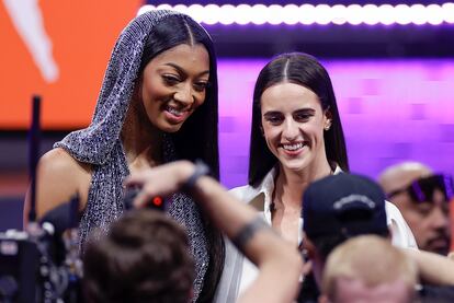 Angel Reese (a la izquierda) y Caitlin Clark, el día de la selección de nuevas jugadoras de la WNBA, el pasado 15 de abril.
