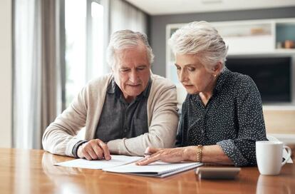 Dos personas revisan unos documentos. Getty Images