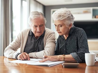 Dos personas revisan unos documentos. Getty Images