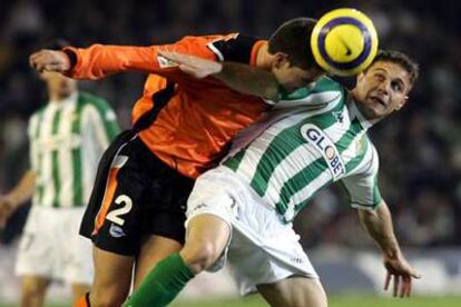 Corominas se anticipa de cabeza a un balón por el que también pugnaba Joaquín.