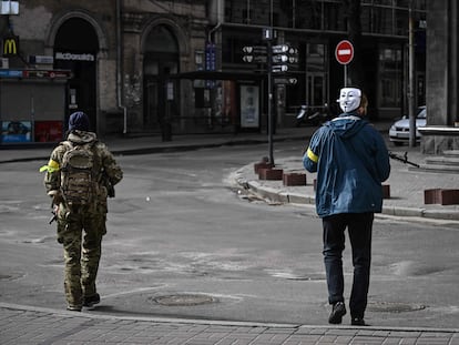 Un miembro de las fuerzas ucranias patrullaba por Kiev el 27 de febrero con una máscara de Guy Fawkes.