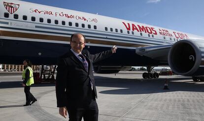 El presidente del Sevilla, Pepe Castro, a los pies del avión