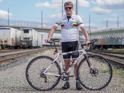 Floyd Landis, vestido con ropa de su marca de venta de marihuana.