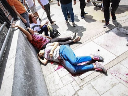 Duas mulheres feridas após um confronto em uma manifestação