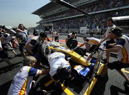 El Renault de Alonso, durante un repostaje en la primera sesión de entrenamientos.