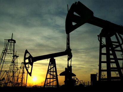 Yacimiento de petróleo en Bakú, capital de la ex república soviética de Azerbaiyán.