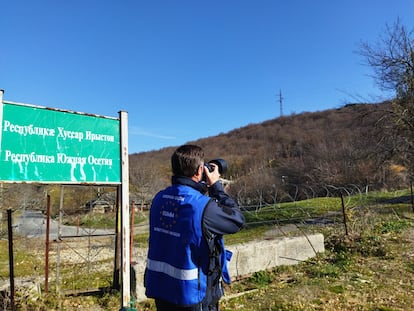 Un miembro de la misión de la EUMM patrulla en la línea administrativa con Osetia del Sur, en Georgia.