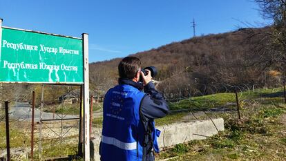 Un miembro de la misión de la EUMM patrulla en la línea administrativa con Osetia del Sur, en Georgia.