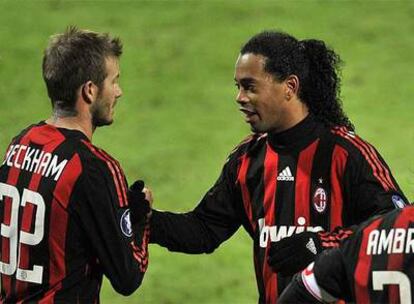 Beckham y Ronaldinho durante un partido del Milan