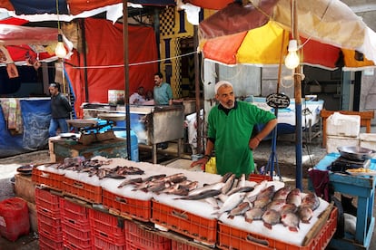 Una parada de pescado fresco en un mercado del barrio de Mansheya (Alejandría), el 4 de mayo de 2025.