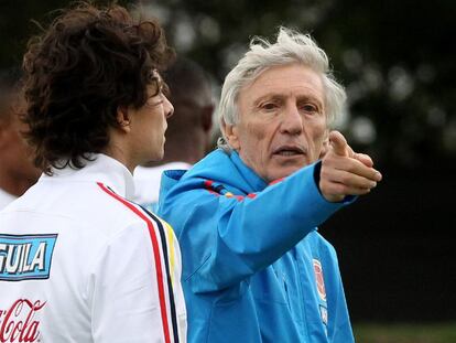 El técnico de la selección colombiana de fútbol, José Pékerman, da instrucciones a sus jugadores durante un entrenamiento el pasado lunes.