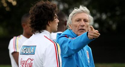 El técnico de la selección colombiana de fútbol, José Pékerman, da instrucciones a sus jugadores durante un entrenamiento el pasado lunes.