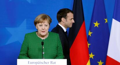 La canciller alemana, Angela Merkel, junto al presidente francés, Emmanuel Macron, en la última cumbre en Bruselas.
