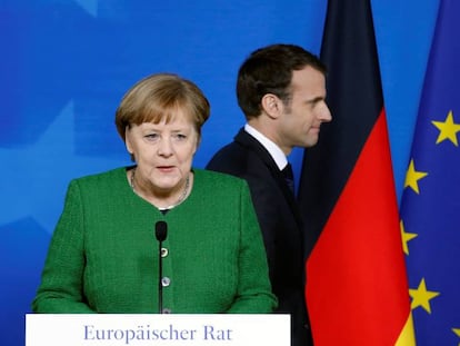 La canciller alemana, Angela Merkel, junto al presidente francés, Emmanuel Macron, en la última cumbre en Bruselas.