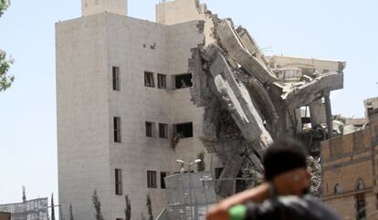 Un hombre frente a la residencia del expresidente Saleh, este domingo en San&aacute; (Yemen).