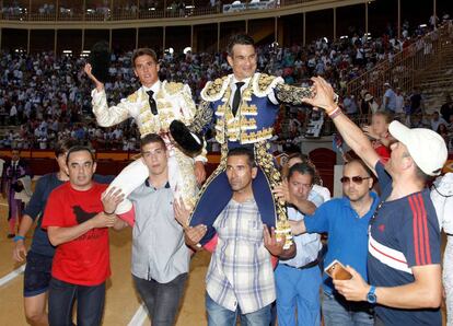 Diego Carretero, izquierda, y Manzanares, a hombros en la feria de Alicante.