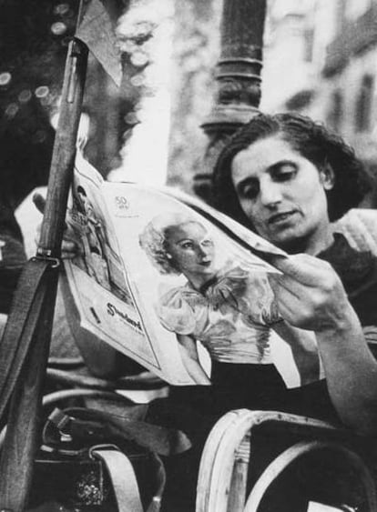 Una miliciana lee una revista en Barcelona, en agosto de 1936.