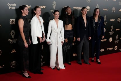 Desde la izquierda, las jugadoras Marta Torrejon, Caroline Graham Hansen, Aitana Bonmati, Salma Paralluelo, Alexia Putellas y Patri Guijarro, durante la gala.