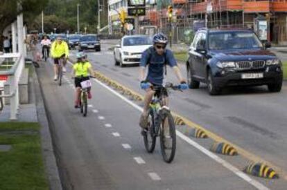 Aspecto del carril bici del Muro de San Lorenzo de Gijón. EFE/Archivo