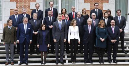Los Reyes con los asistentes a la reunión de la Comisión Nacional para la Conmemoración del IV Centenario de la muerte de Cervantes, celebrada este jueves en el Palacio de La Zarzuela.
