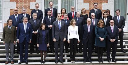 Los Reyes con los asistentes a la reuni&oacute;n de la Comisi&oacute;n Nacional para la Conmemoraci&oacute;n del IV Centenario de la muerte de Cervantes, celebrada este jueves en el Palacio de La Zarzuela. 