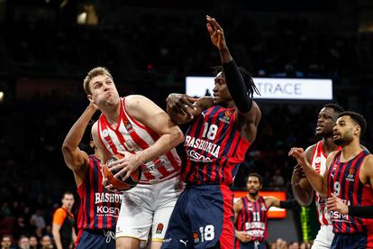 Sasha Vezenkov, ante Diop, del Baskonia, el pasado martes.