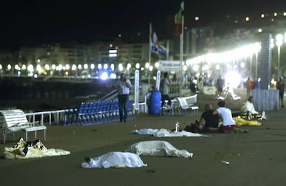 Escenas de caos y pánico después de que un camión irrumpiera, minutos antes de las once de la noche, en el paseo marítimo de la ciudad francesa, que en esos momentos estaba repleto de gente que celebraba la fiesta nacional del 14 de julio. Al menos 73 personas han muerto, según la fiscalía de Niza. El conductor ha sido abatido por disparos de la policía, ha informado el Gobierno.