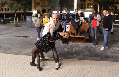 Una pareja baila en la calle en San Sebastián.