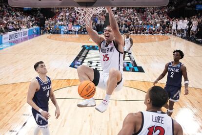 San Diego State Aztecs forward Elijah Saunders (25) dunks the ball in the second half against the Yale Bulldogs at Spokane Veterans Memorial Arena, on March 24.