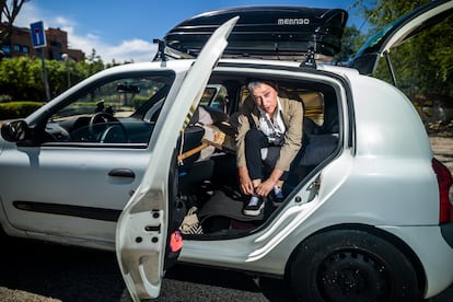 Leonor, víctima de abusos de la iglesia, subida a su Renault Clio, camperizado para poder salir a grabar por toda España víctimas de abusos.