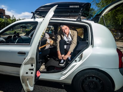 Leonor, víctima de abusos de la iglesia, subida a su Renault Clio, camperizado para poder salir a grabar por toda España víctimas de abusos.