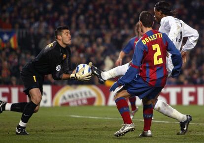 Partido de ida de los octavos de final de la Liga de Campeones (23-02-2005). Barcelona 2- Chelsea 1. Drogba, del Chelsea, entra con la pierna por delante sobre el portero del Barcelona, Víctor Valdés, en presencia de Belletti, en la jugada que valió su expulsión.