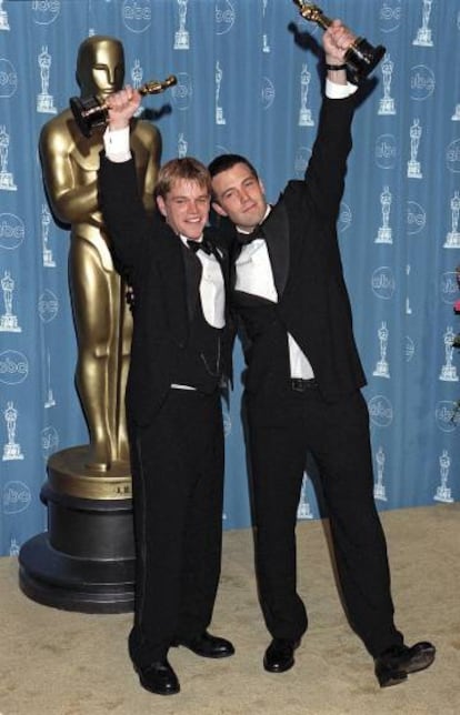 Unos jóvenes Matt Damon y Ben Affleck, recogiendo el Oscar al mejor guion por ‘El indomable Will Hunting’ (1997).