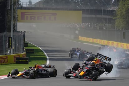 El momento del impacto entre los coches de Leclerc y Checo Pérez, este domingo. 