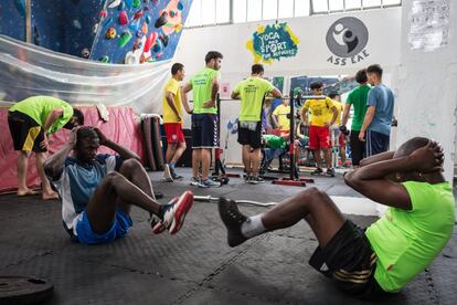 Una sesión del curso de culturismo en el gimnasio cerca de Mitilene, en la isla de Lesbos.