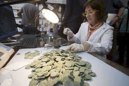 El proceso de estudio de las monedas encontradas en Tomares se está realizando en el Museo Arqueológico de Sevilla.