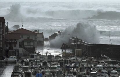 Una profunda borrasca mantiene en alerta a 40 provincias de 15 comunidades, en siete de ellas roja, por viento, nevadas, aludes o fuerte oleaje que en la fachada atlántica gallega y en la cornisa cantábrica alcanzarán los 10 metros, según la previsión de la Agencia de Meteorología (Aemet).  En la imagen, grandes olas sobrepasan los diques del puerto de Bermeo.